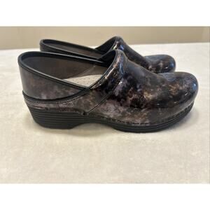 Dansko LT Clogs Women’s 38 Size 8 8.5 Shoes Silver Purple Paisley Patent Leather
